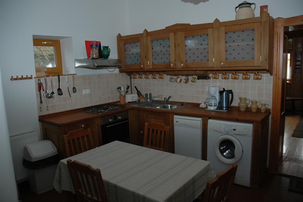 Tisza-Kert Vendeghaz -Tisza-Kert Vendeghaz II Hotell Tiszafüred Rom bilde